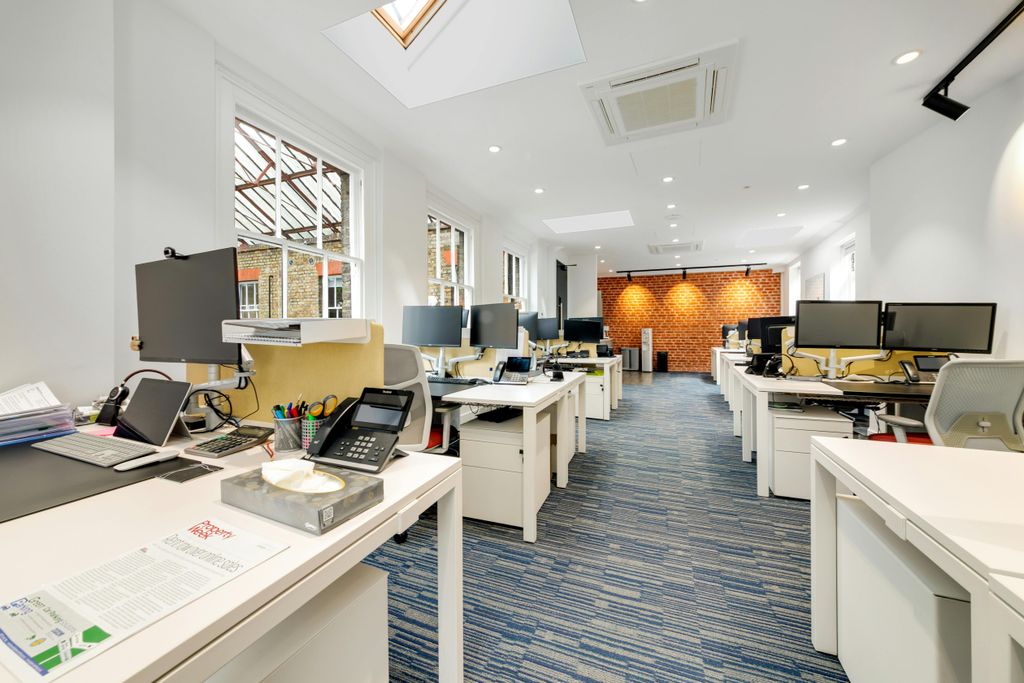 Property photo 2 of 8 05-Bc8F86308-Hn-Csloa-2526 Oldbury Place-76.Jpg