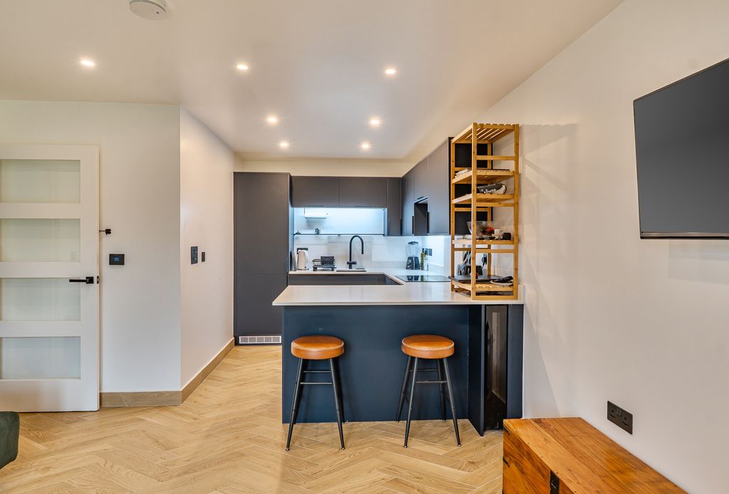 Property photo 1 of 12 1420602-12-69Aaf9...