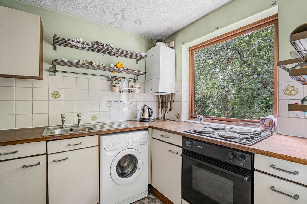 Property photo 3 of 11 Kitchen