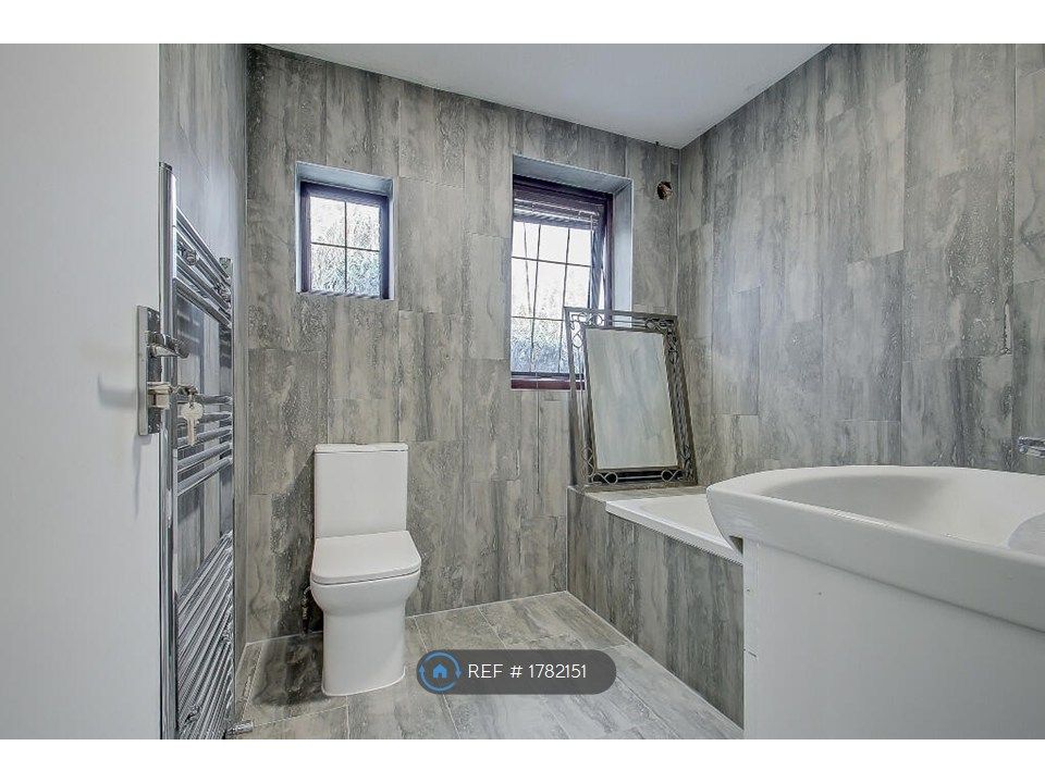 Property photo 3 of 16 Large Bathroom