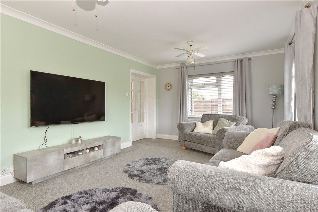 Property photo 2 of 12 Lounge