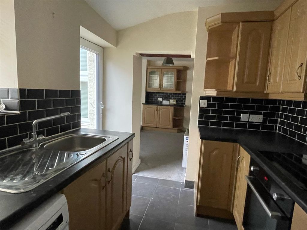 Property photo 3 of 11 Kitchen