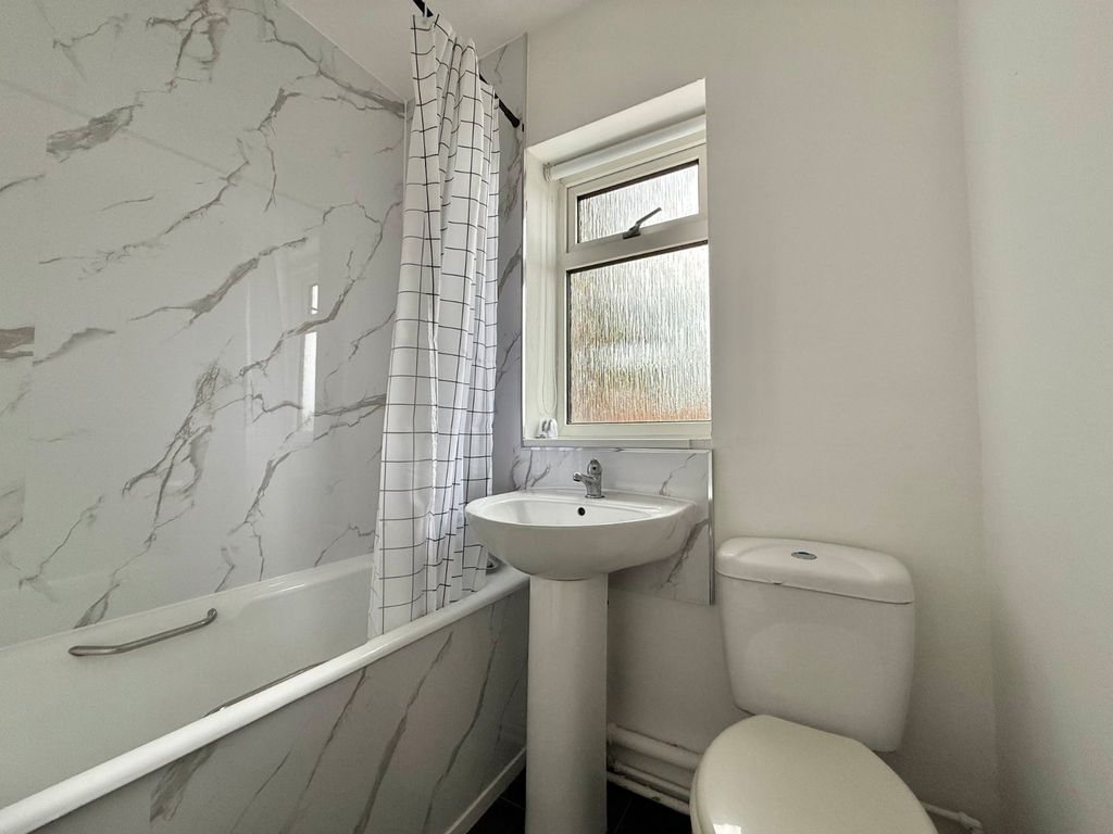 Property photo 3 of 11 Bathroom