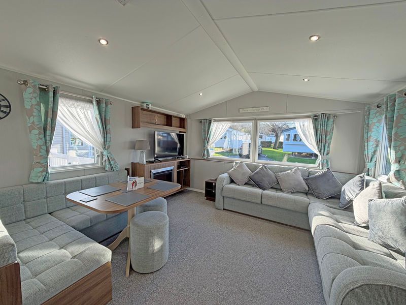 Property photo 3 of 11 Living Space