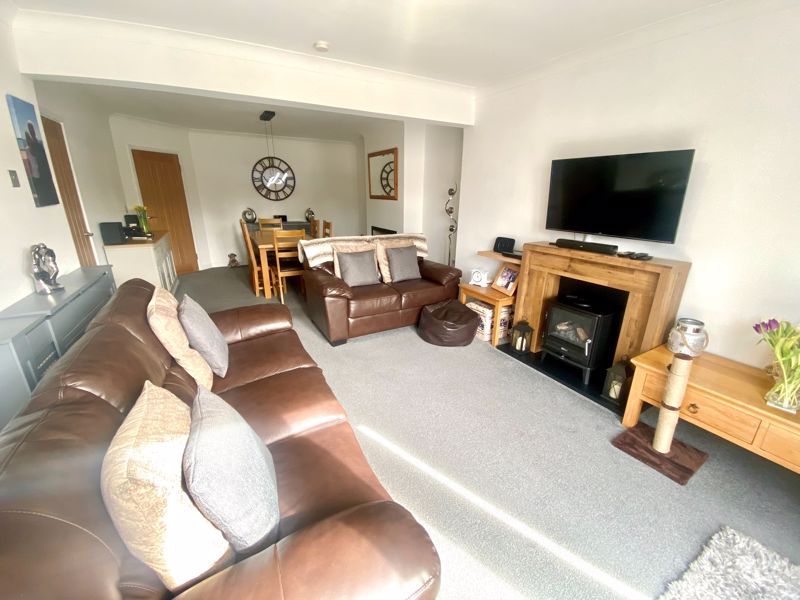 Property photo 3 of 27 Lounge