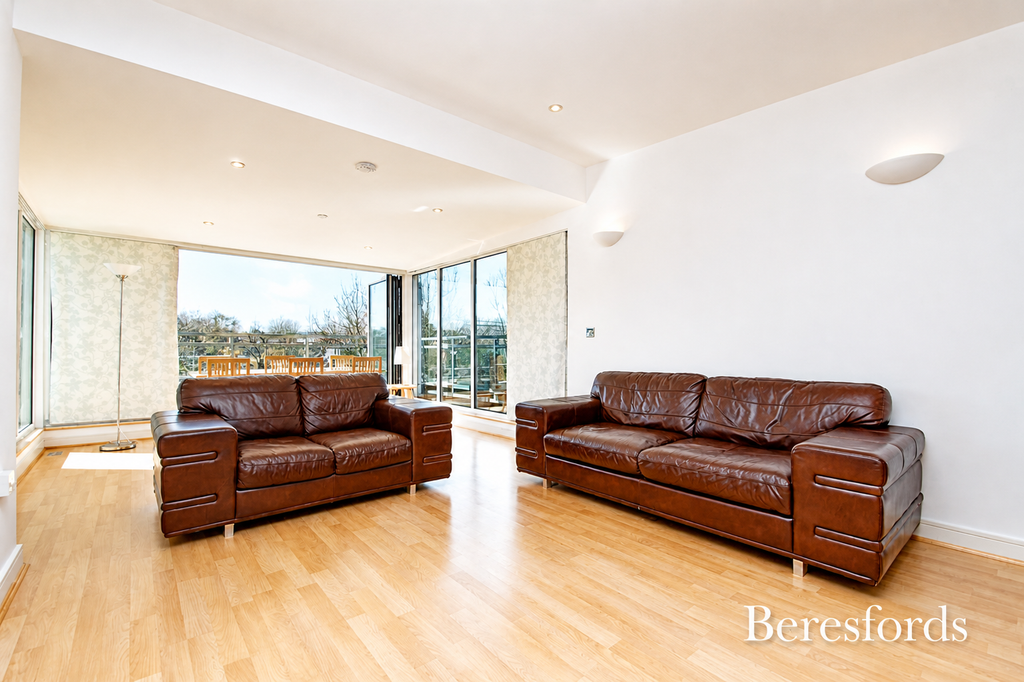 Property photo 3 of 11 Lounge