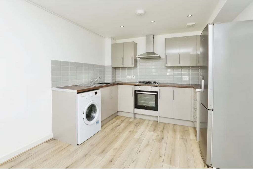 Property photo 2 of 13 Lounge / Kitchen