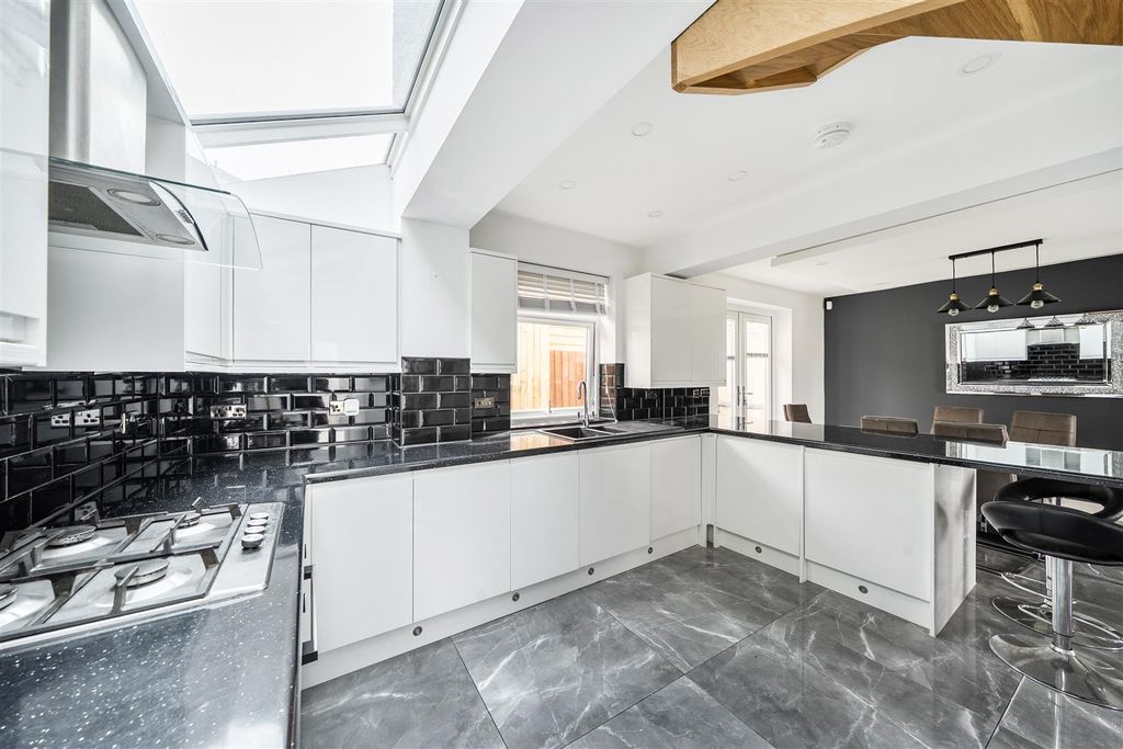Property photo 2 of 44 1458350-18-6A01A32Beee59.Jpg