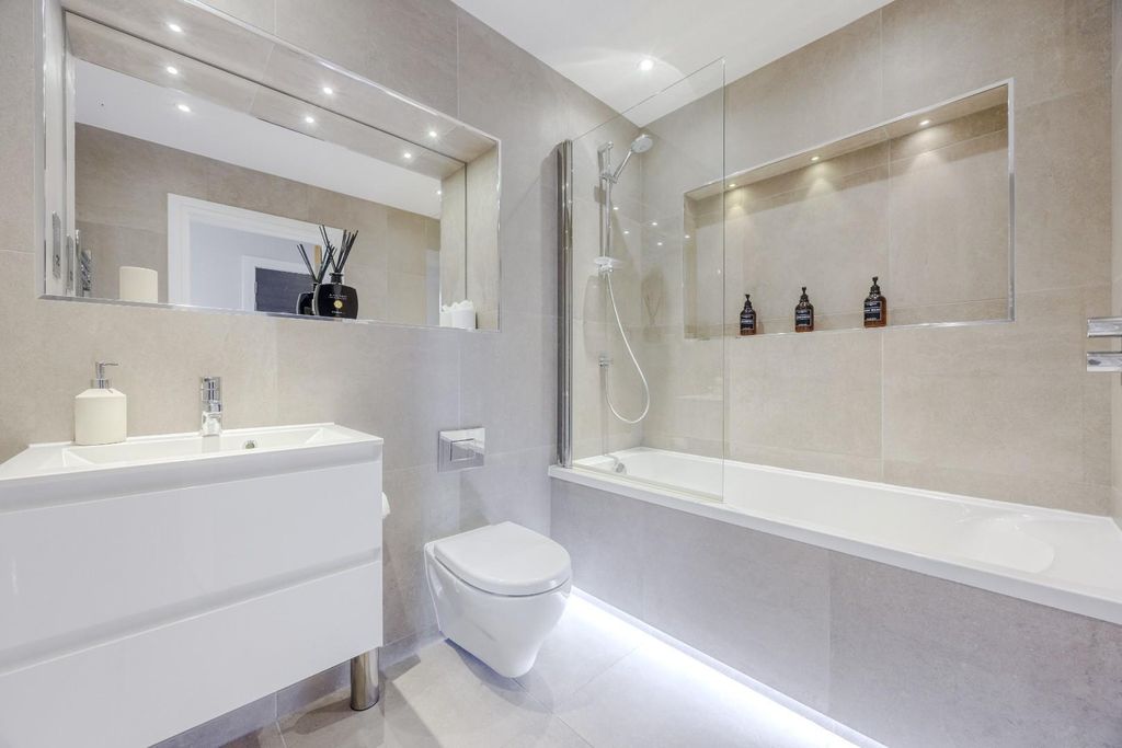 Property photo 3 of 27 Bathroom