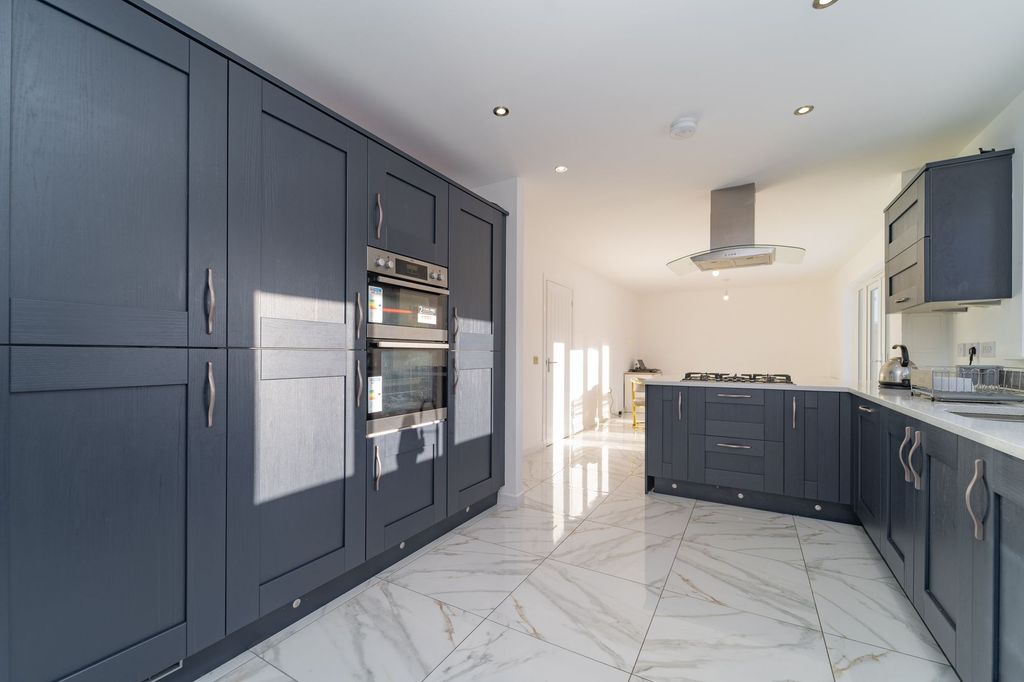Property photo 3 of 33 Dining Kitchen