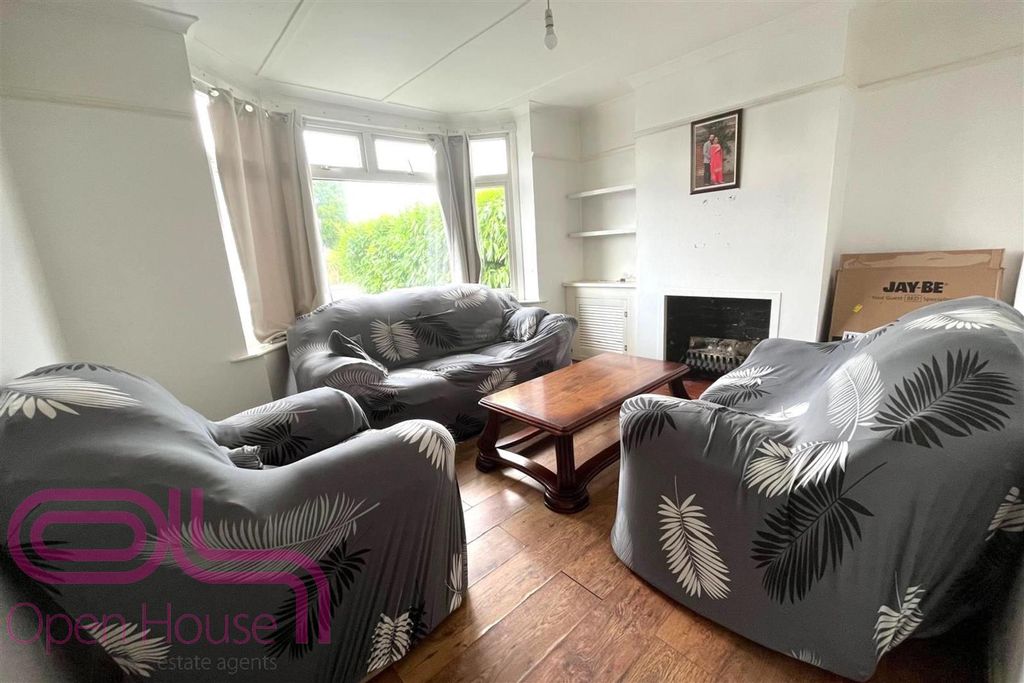 Property photo 2 of 7 Sunbury Road - Living Room.Jpg