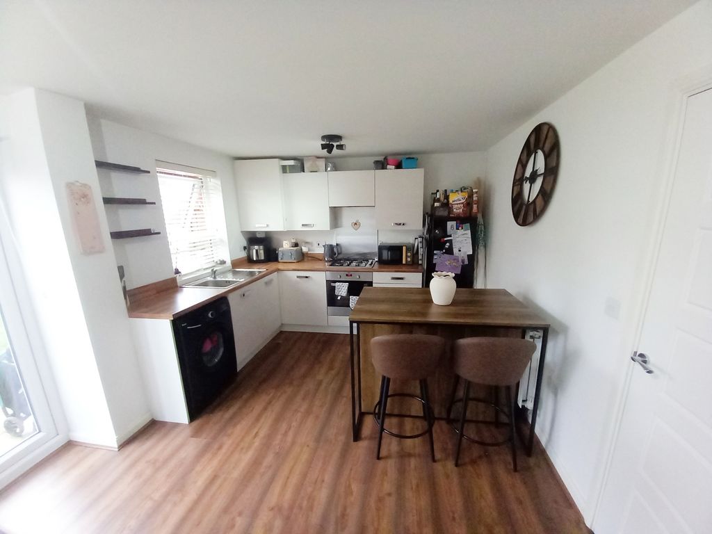 Property photo 3 of 11 Dinng Kitchen