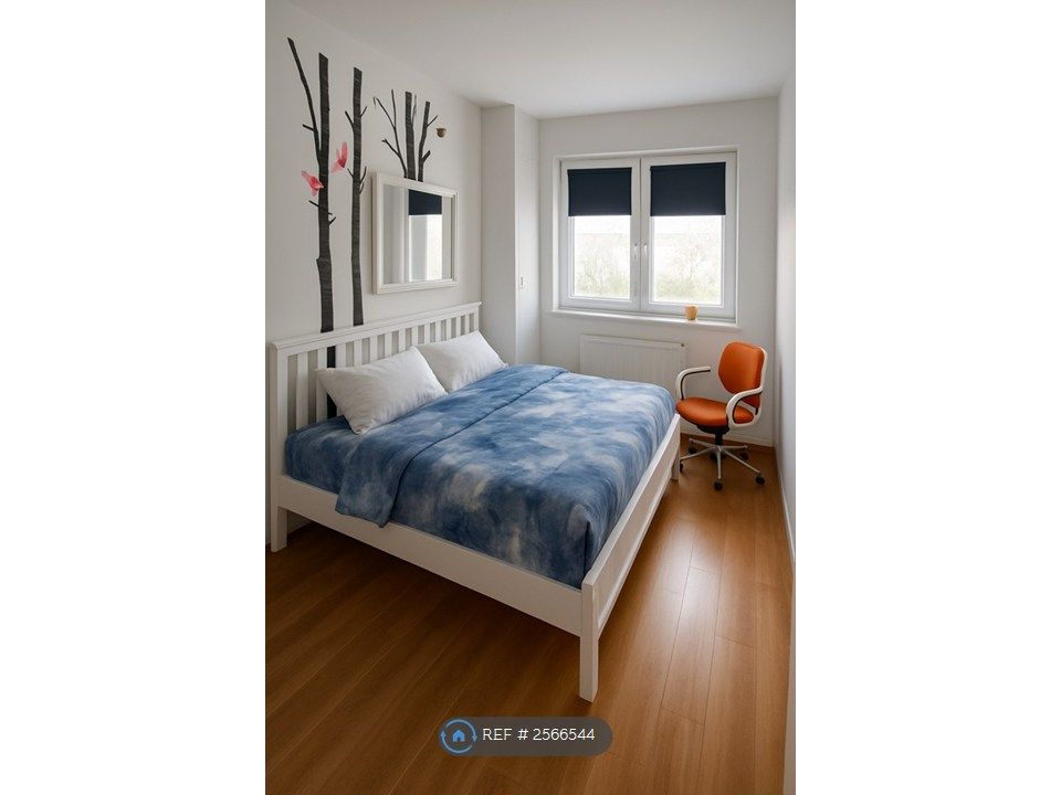 Property photo 3 of 14 Large Insuite Bedroom