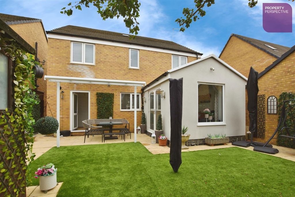 Property photo 2 of 25 Rear Gardens