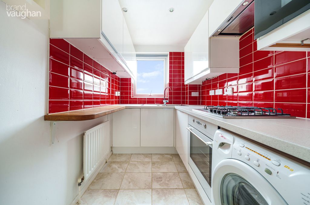 Property photo 3 of 11 Kitchen