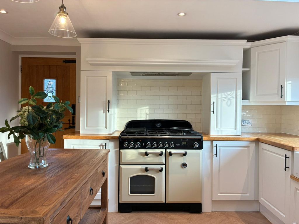 Property photo 3 of 15 Kitchen