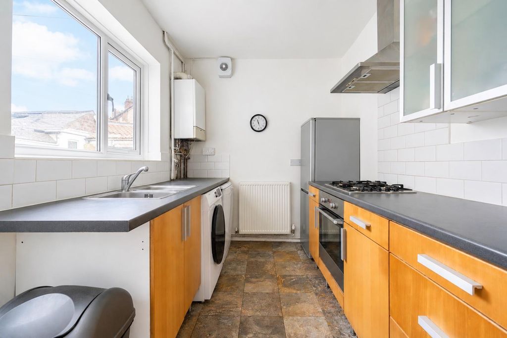 Property photo 3 of 11 Kitchen