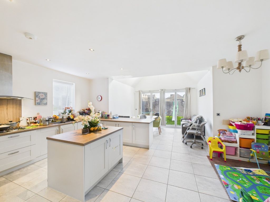 Property photo 2 of 18 4610195