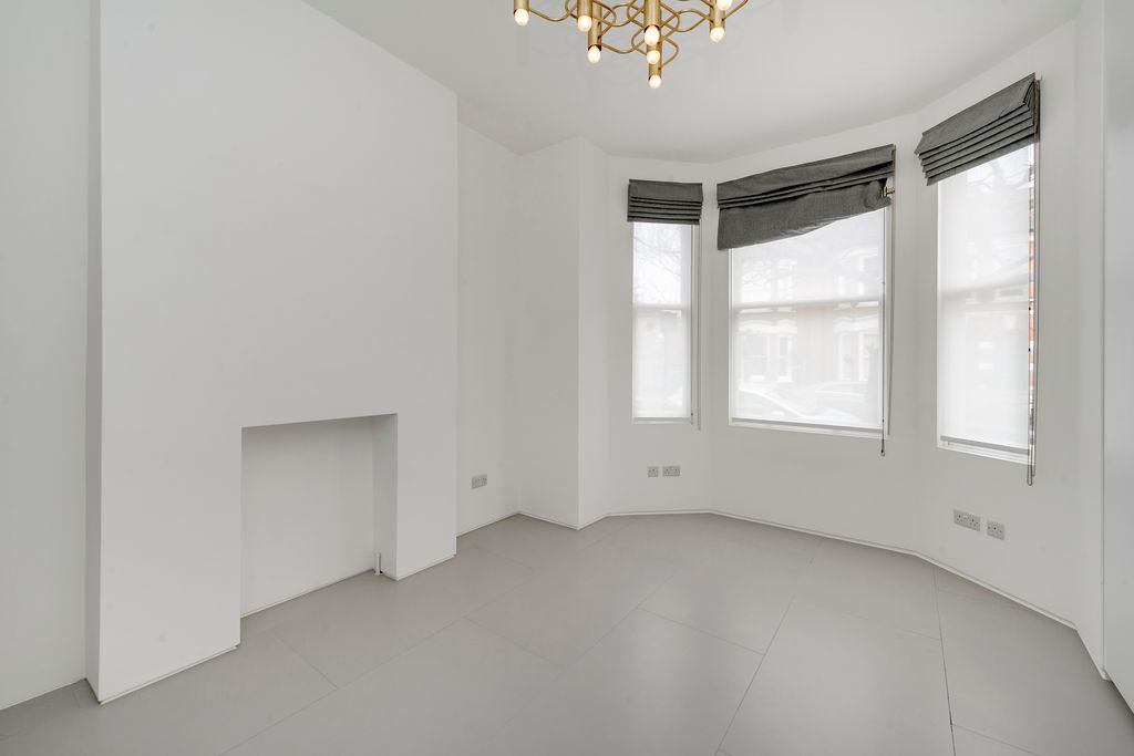 Property photo 2 of 9 Gf@4 Balliol Road-7830.Jpg