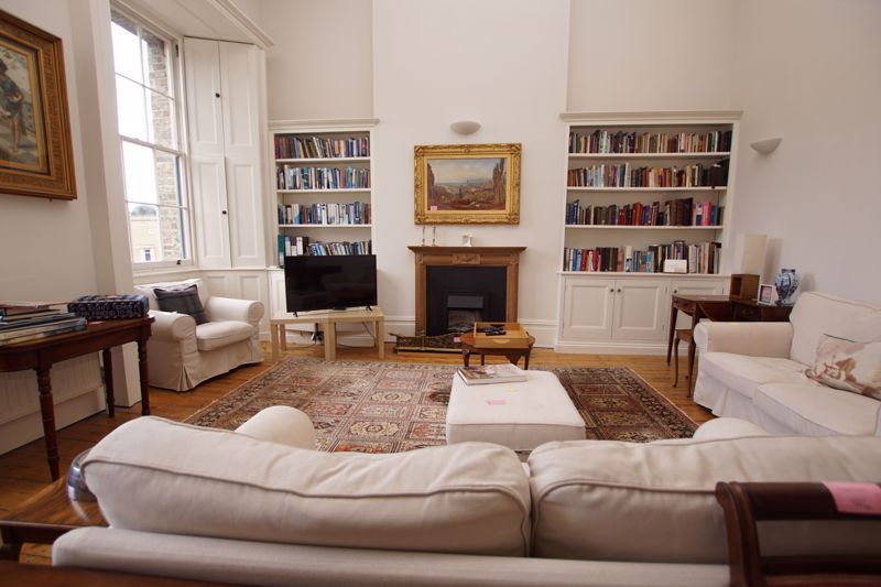 Property photo 3 of 17 Lounge