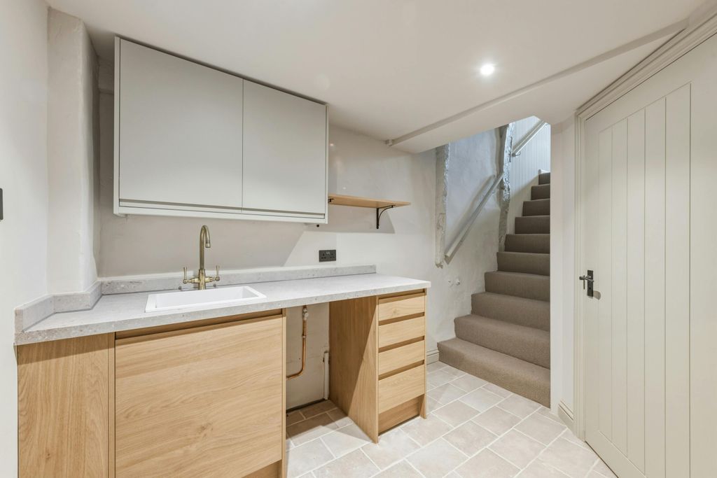 Property photo 3 of 12 Manor Farm Round 1_0155.Jpg