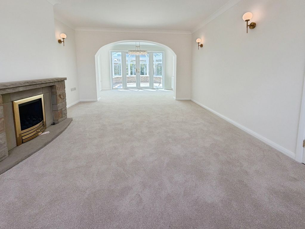 Property photo 3 of 20 Lounge