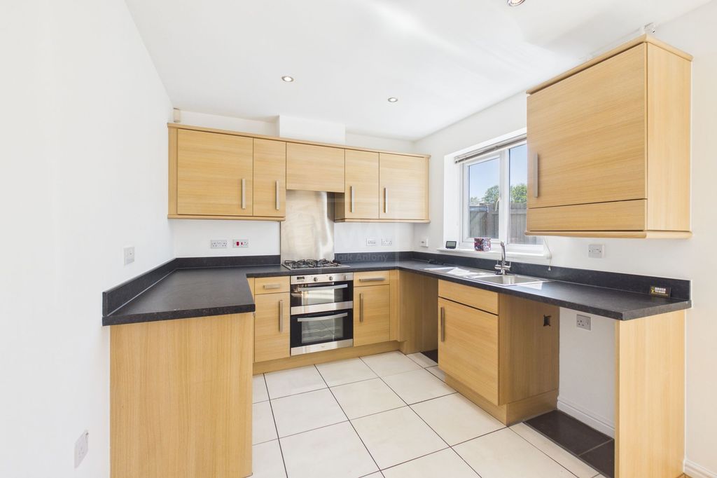 Property photo 3 of 12 Kitchen