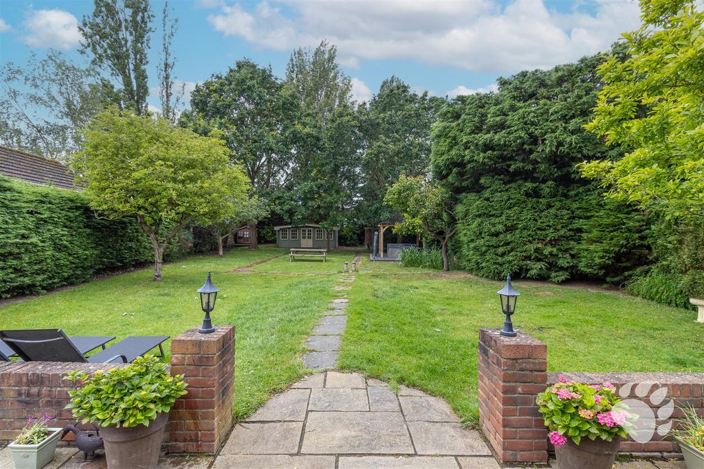 Property photo 2 of 33 Garden