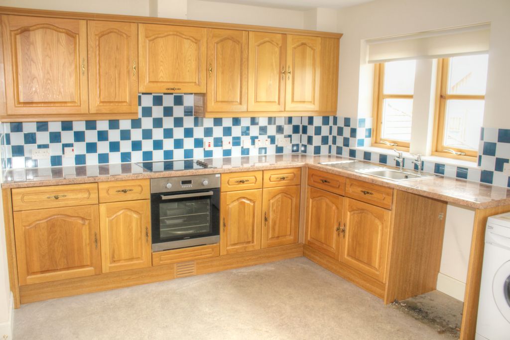 Property photo 2 of 12 Kitchen