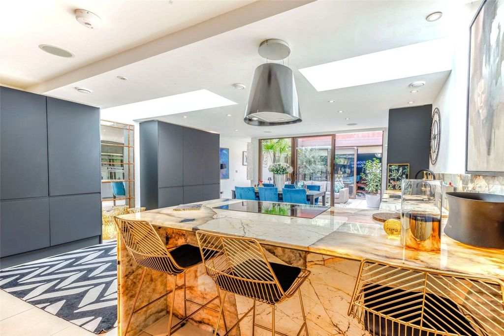 Property photo 3 of 24