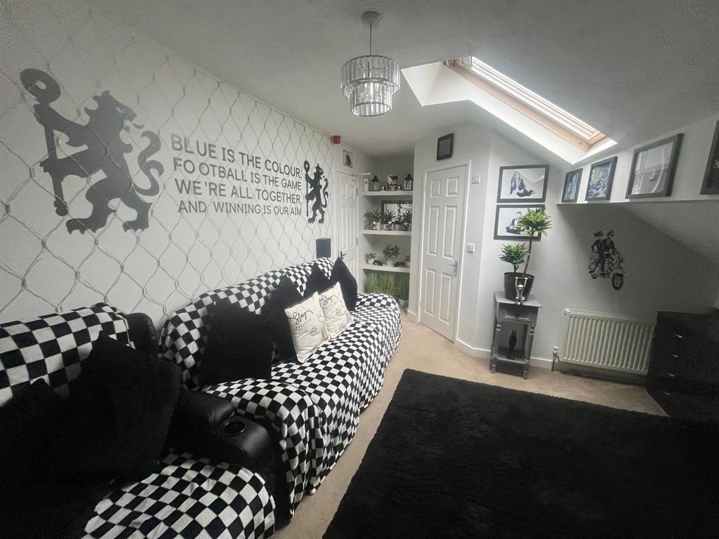 Property photo 2 of 26 Studio Sitting Room