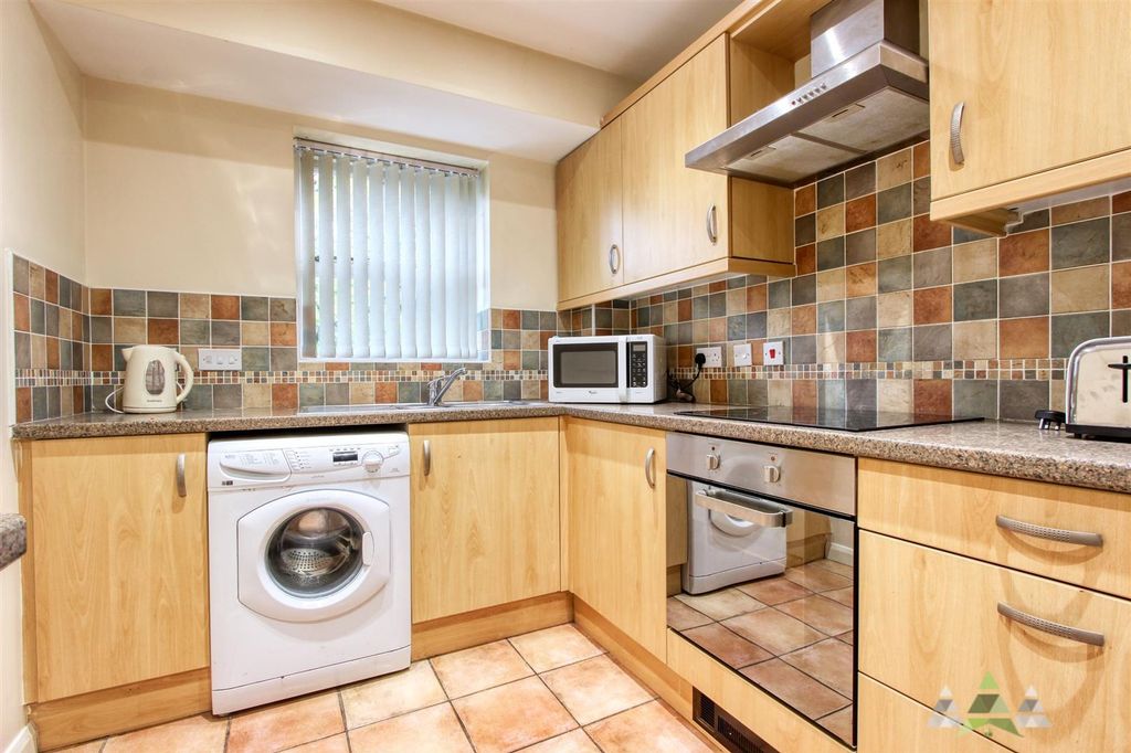 Property photo 2 of 9 Kitchen