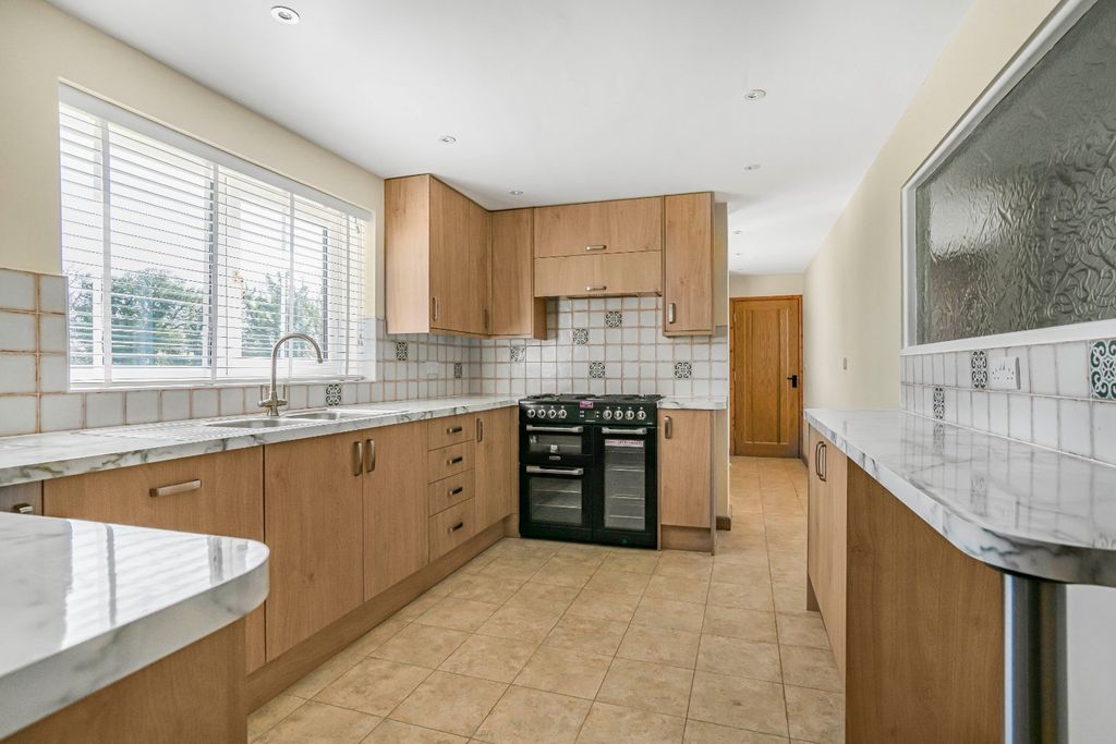 Property photo 2 of 21 Picture No. 35