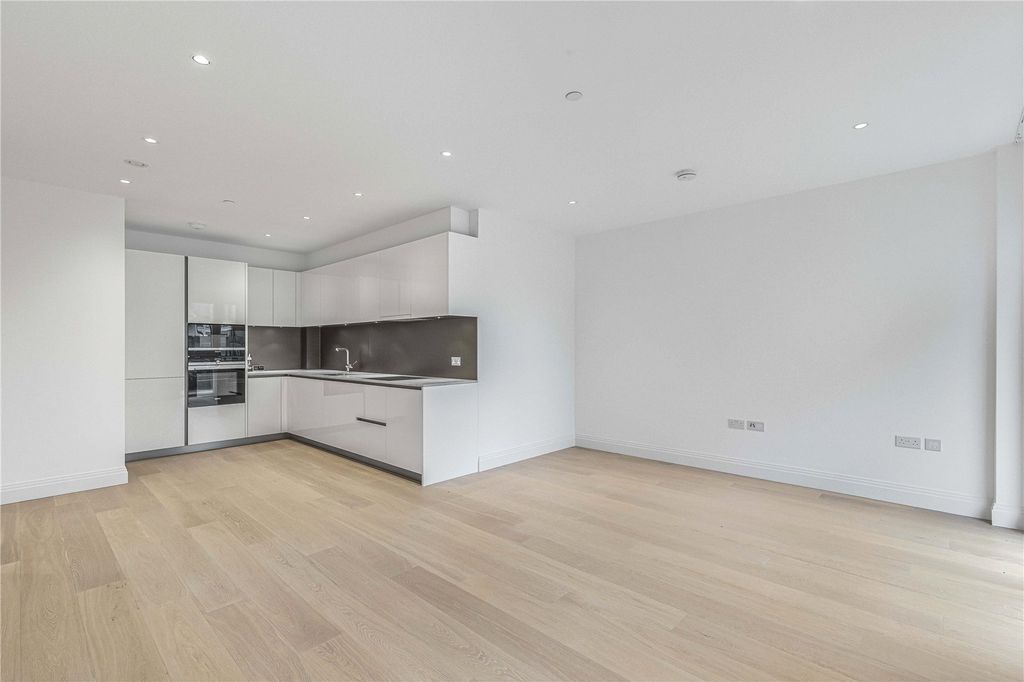 Property photo 3 of 7 Kitchen/Dining