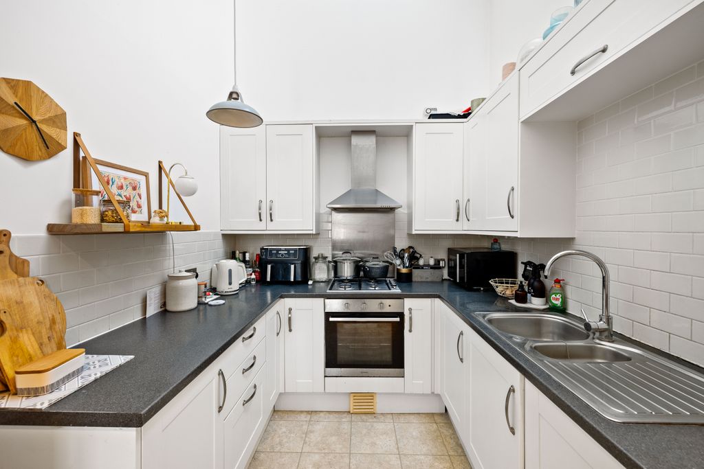 Additional image 9 of 2 bed flat for saleRef: Sb - Glovers Road, Reigate RH2