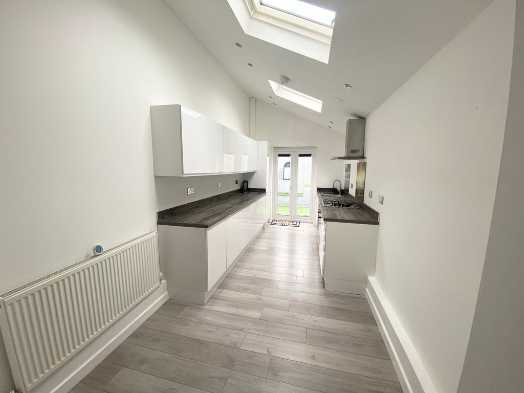 Property photo 3 of 8 Kitchen