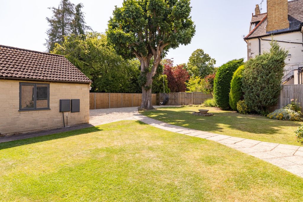 Property photo 2 of 31