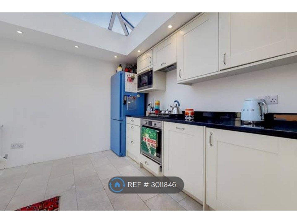 Property photo 3 of 10 Kitchen 1