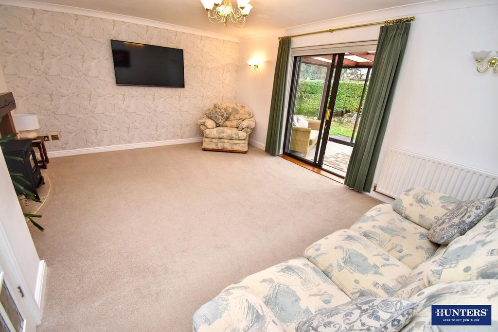 Property photo 3 of 18 Living Room