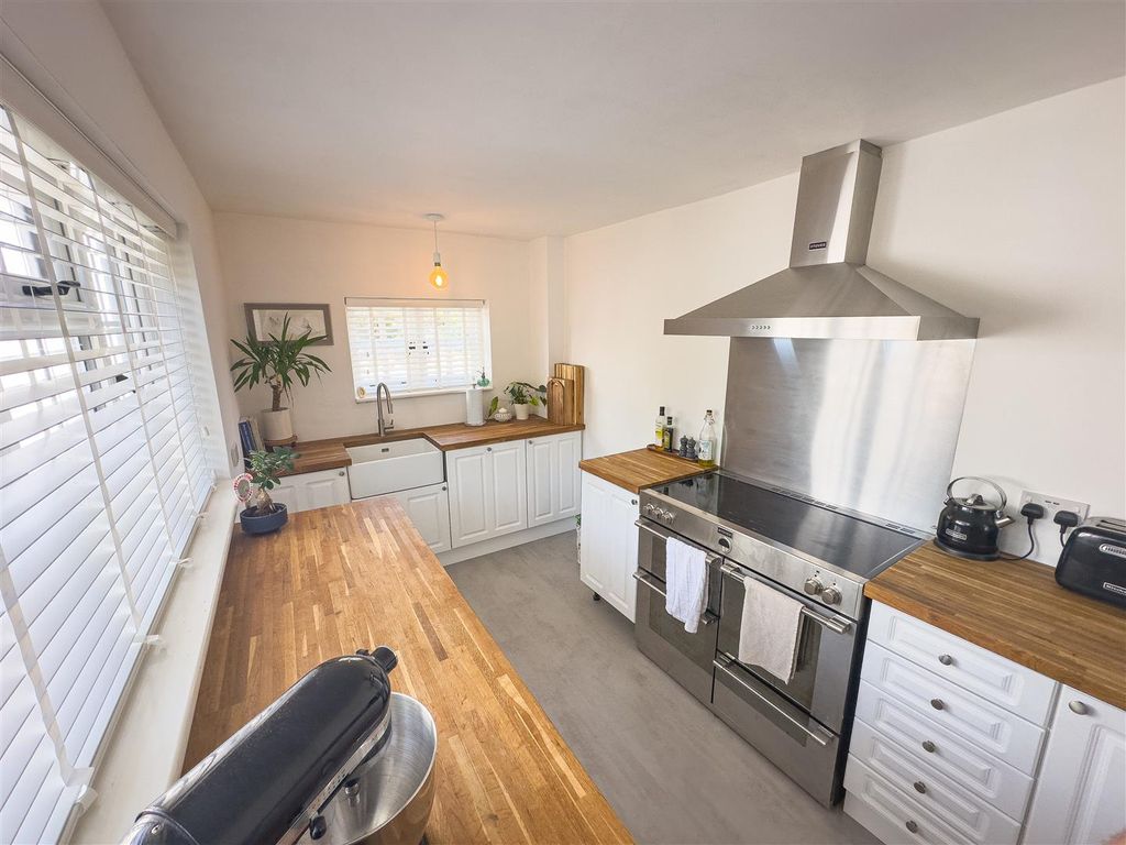 Property photo 2 of 16 Kitchen