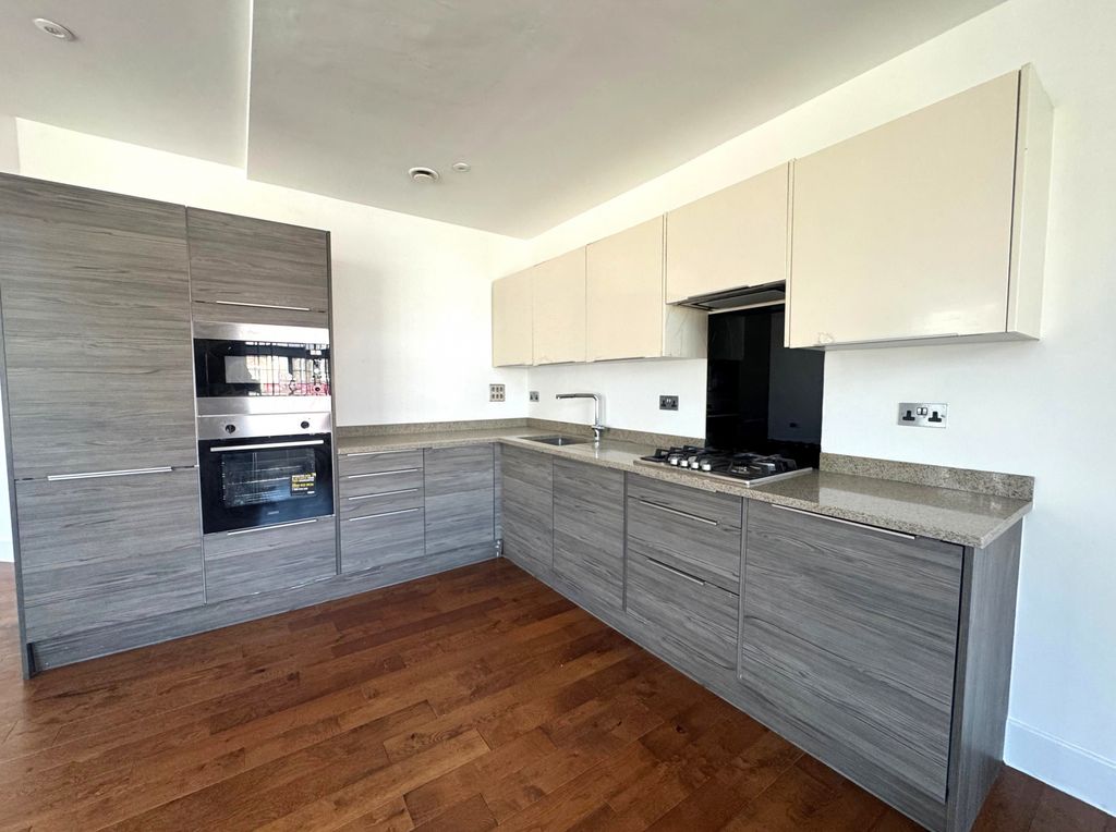 Property photo 1 of 5 2 Bed Flat To Rent High Road, Southall Ub1