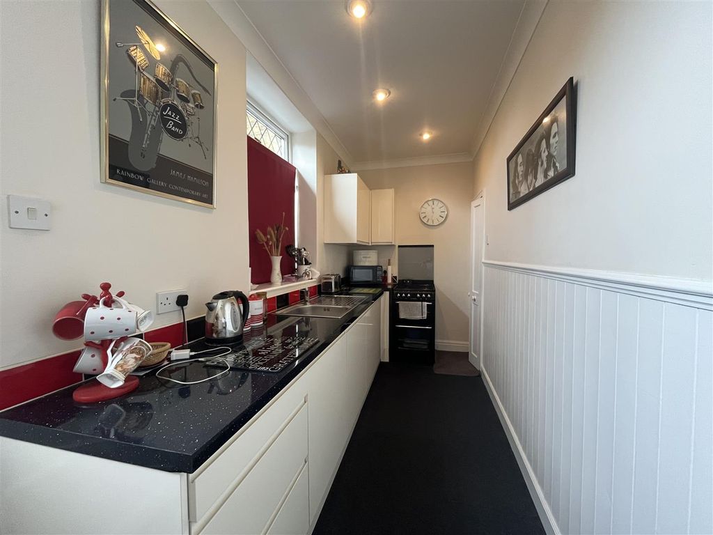 Property photo 2 of 11 Kitchen