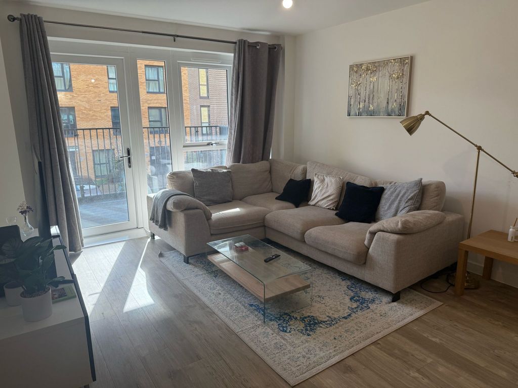 Property photo 1 of 9 Modern 2-Bedroom, 2-Bathroom Flat Near Tottenham