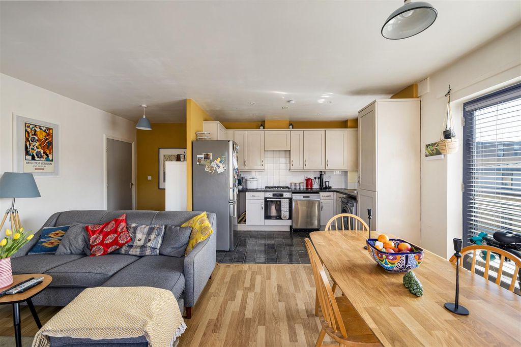 Property photo 3 of 18 Woodmill Road, E5
