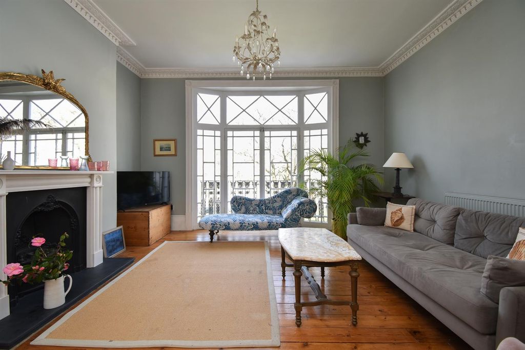 Property photo 1 of 35 Living Room