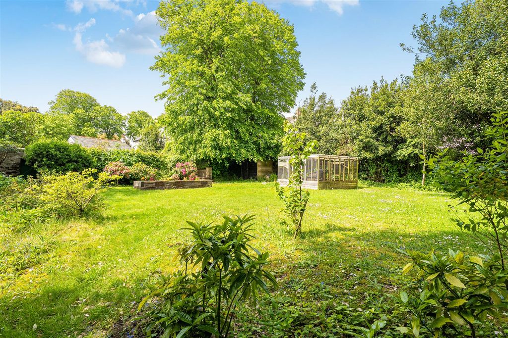 Property photo 2 of 31