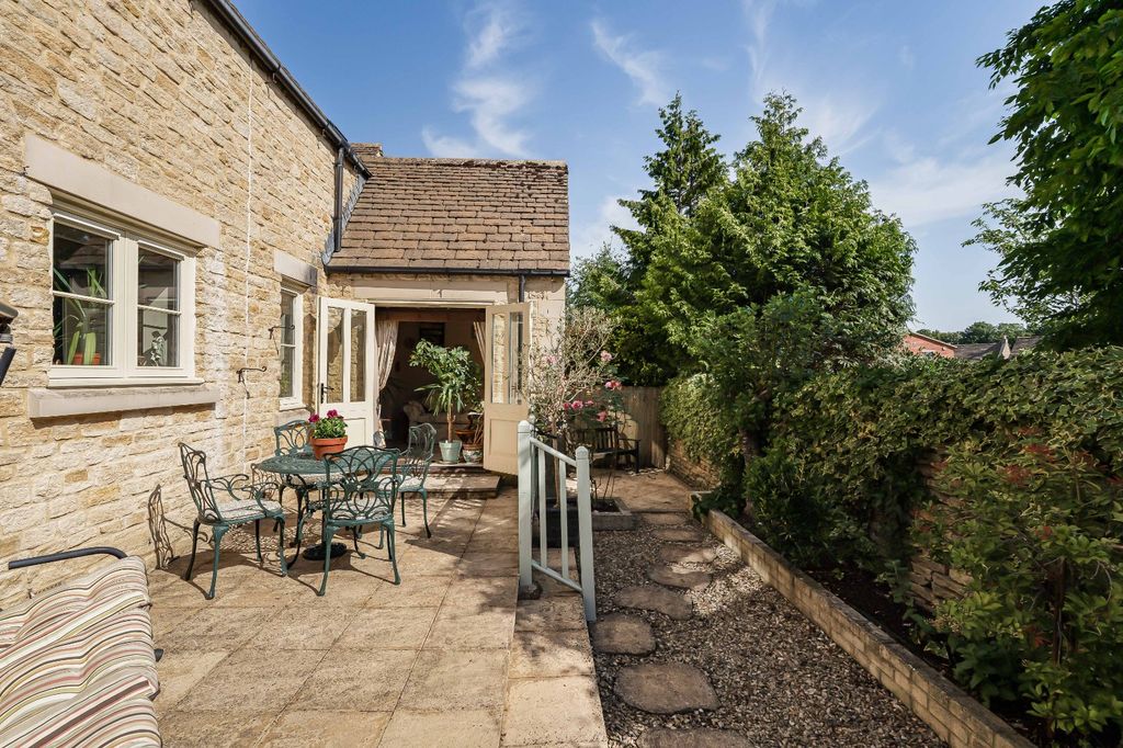 Property photo 2 of 17 Picture No. 12
