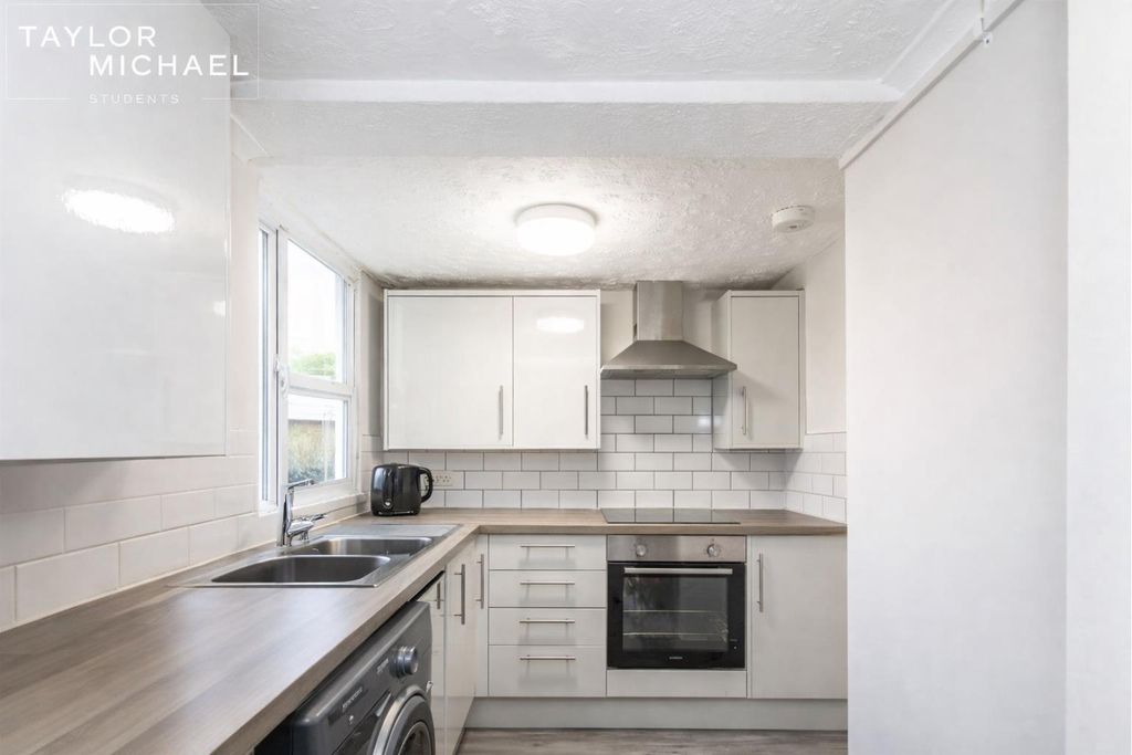 Property photo 1 of 14 Kitchen