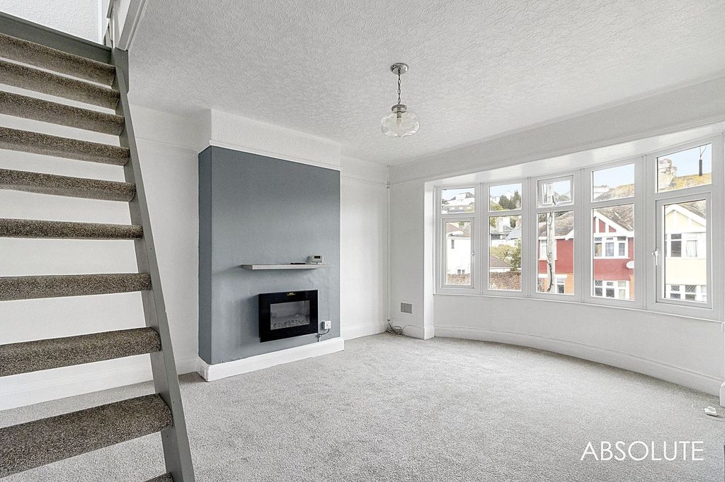 Property photo 3 of 12 Lounge