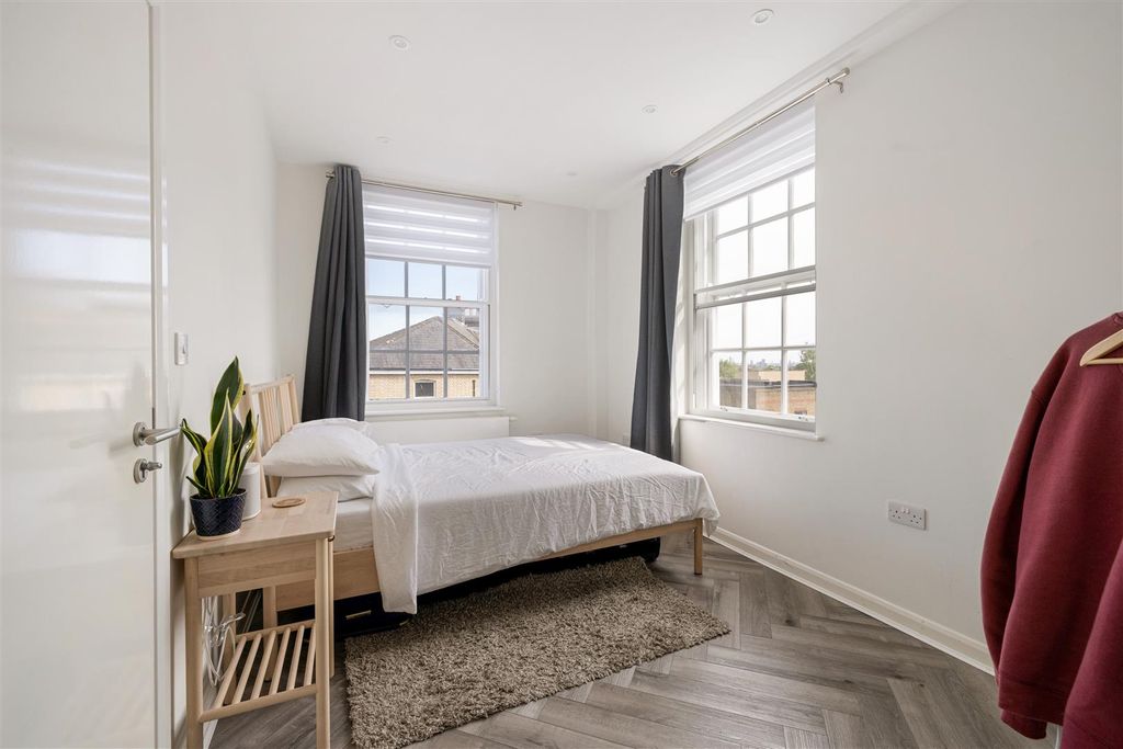 Property photo 3 of 15 George Lane, E18